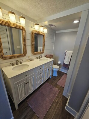 Dutxa, assecador de cabells, tovalloles i paper higiènic 