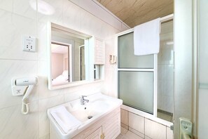 Bathroom - Apartment 1, Spacious One-Bedroom with Two Double Beds (Picard, Portsmouth)