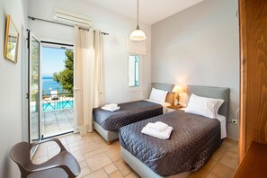 5 bedrooms, desk, iron/ironing board, travel cot - Siorra Elena in Paxi (Paxi)