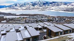 A residential area with snow-covered roofs and a mountainous backdrop. - Apex Ridge Retreat by Avantstay Private Hot Tub + Fireplace + Mountain Views + Near Deer Valley East (Kamas)
