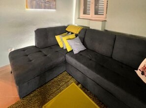 TV - Beachfront Apartment Live-Two Bedroom Apartment With Terrace and Sea View (Posedarje)