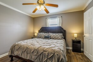 Skrivebord, strykejern/-brett, internettilgang og sengetøy