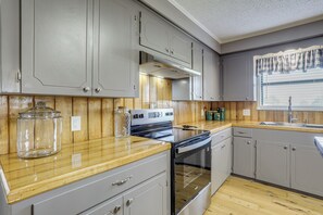 Réfrigérateur, micro-ondes, plaque de cuisson, cafetière/bouilloire