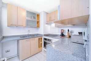 Wasserkocher mit Kaffee-/Teezubehör, Kühlschrank, Mikrowelle, Ofen