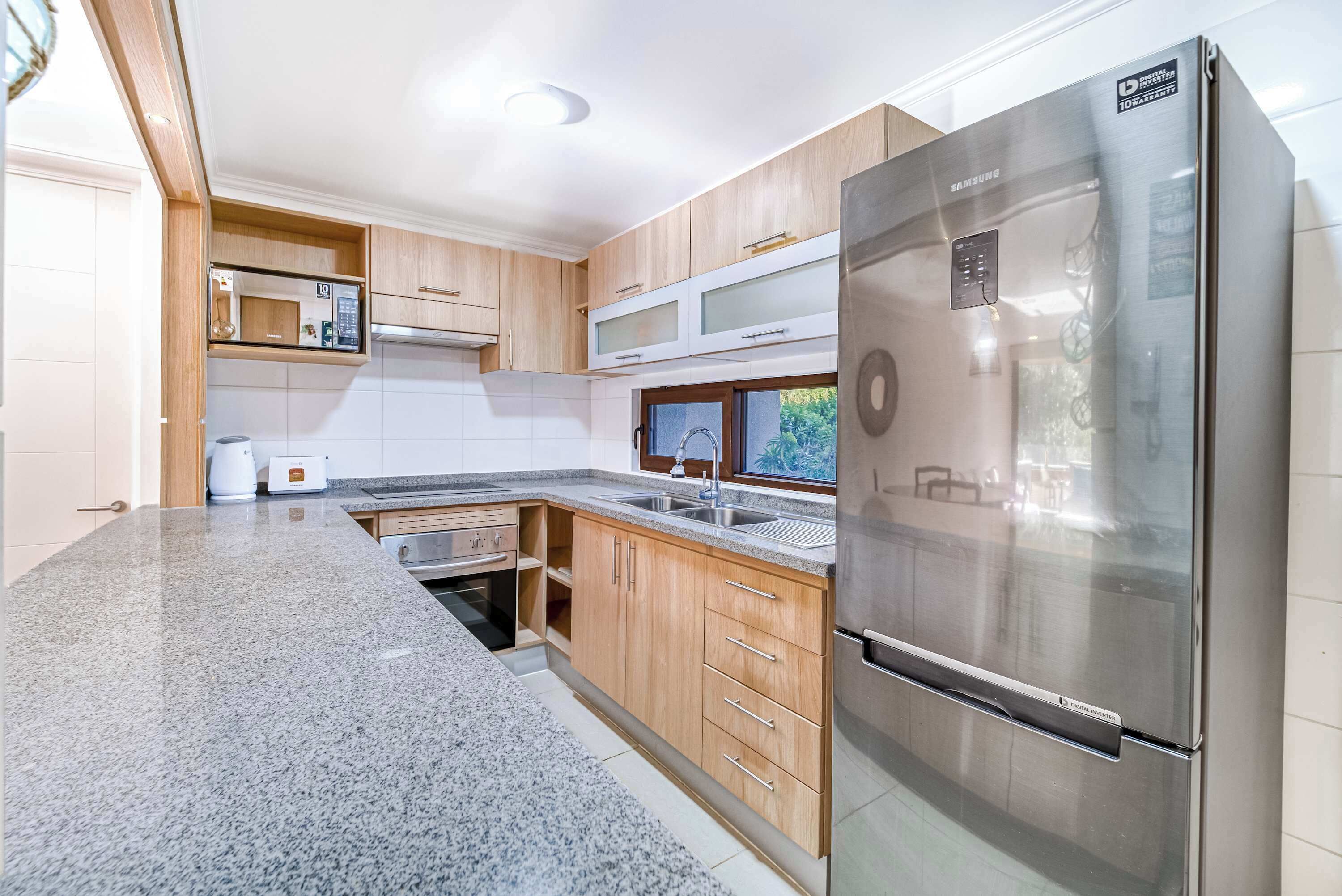 Réfrigérateur, micro-ondes, plaque de cuisson, grille-pain