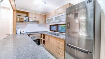 Réfrigérateur, micro-ondes, plaque de cuisson, grille-pain