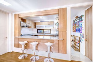 Refrigerador, microondas, parrilla de estufa y tostadora 