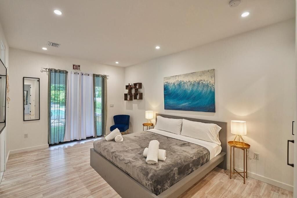 Comfort Room | Iron/ironing board, free WiFi