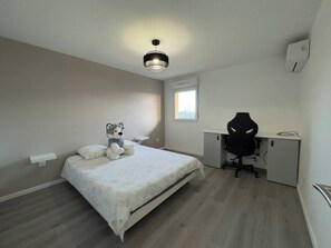 Schreibtisch, Reisekinderbett, WLAN, Bettwäsche