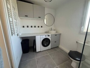 Haartrockner, Handtücher, Seife, Toilettenpapier