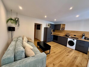 Un appartement moderne comprenant un salon, une kitchenette et un coin repas.