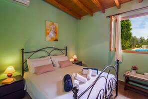 3 bedrooms, iron/ironing board, travel cot, bed sheets - Marguerita House in Paxi (Paxi)