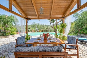 Outdoor dining - Georgina House in Velianitatika (Velianitatika)