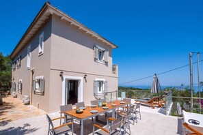 Outdoor dining - Villa Skopsie in Paxi (Paxi)