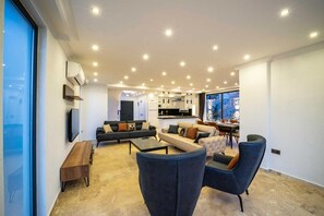 TV, fireplace, DVD player, books - Villa Onat in Kalkan (Kalkan)