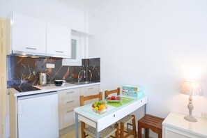 Fridge, coffee/tea maker, toaster, cookware/dishes/utensils - Angela Studio in Kassiopi (Kassiopi)
