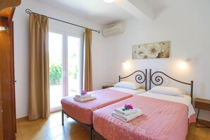 1 bedroom, desk, iron/ironing board, travel cot - Spiros Saint Stephanos (Agios Stefanos)