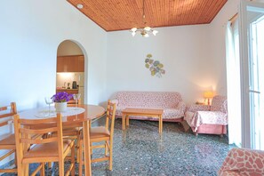 Books, offices - Irena Saint Stephanos (Agios Stefanos)