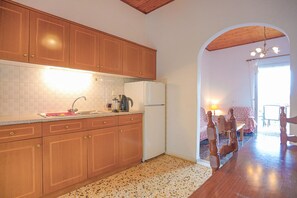 Coffee/tea maker, fridge, microwave, oven - Irena Saint Stephanos (Agios Stefanos)