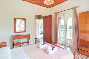 2 habitaciones, escritorio y tabla de planchar con plancha 