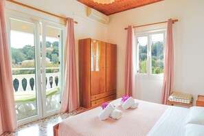 2 bedrooms, desk, iron/ironing board, travel cot - Irena Saint Stephanos (Agios Stefanos)