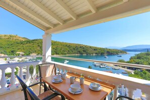 Outdoor dining - Renoula Saint Stephanos (Agios Stefanos)
