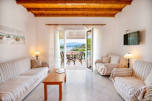 TV, books, offices - Renoula Saint Stephanos (Agios Stefanos)
