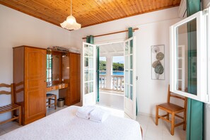 2 bedrooms, desk, iron/ironing board, travel cot - Renoula Saint Stephanos (Agios Stefanos)