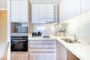 Kjøleskap, mikrobølgeovn og brødrister