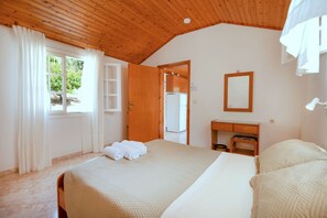 1 bedroom, desk, iron/ironing board, travel cot - Anna Apartment Agios Stephanos (Agios Stefanos)