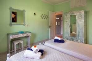 2 bedrooms, desk, iron/ironing board, travel cot - Chrisoula in Longos with 2 bedrooms and 1 bathrooms (Longos)
