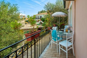 Outdoor dining - Chrisoula in Longos with 2 bedrooms and 1 bathrooms (Longos)