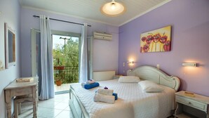Une chambre à coucher comprenant un lit, une table de chevet, une commode, une fenêtre avec des rideaux et un tableau accroché au mur.