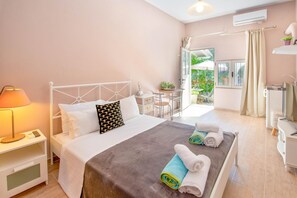3 bedrooms, desk, iron/ironing board, travel cot - Villa Divista in Paxi (Paxi)