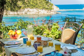 Outdoor dining - Aglaia Villa in Longos (Longos)