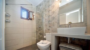 A bathroom with a shower, toilet, and sink. - Aglaia Studio in Longos (Longos)