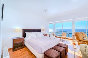 Een strijkplank/strijkijzer, beddengoed