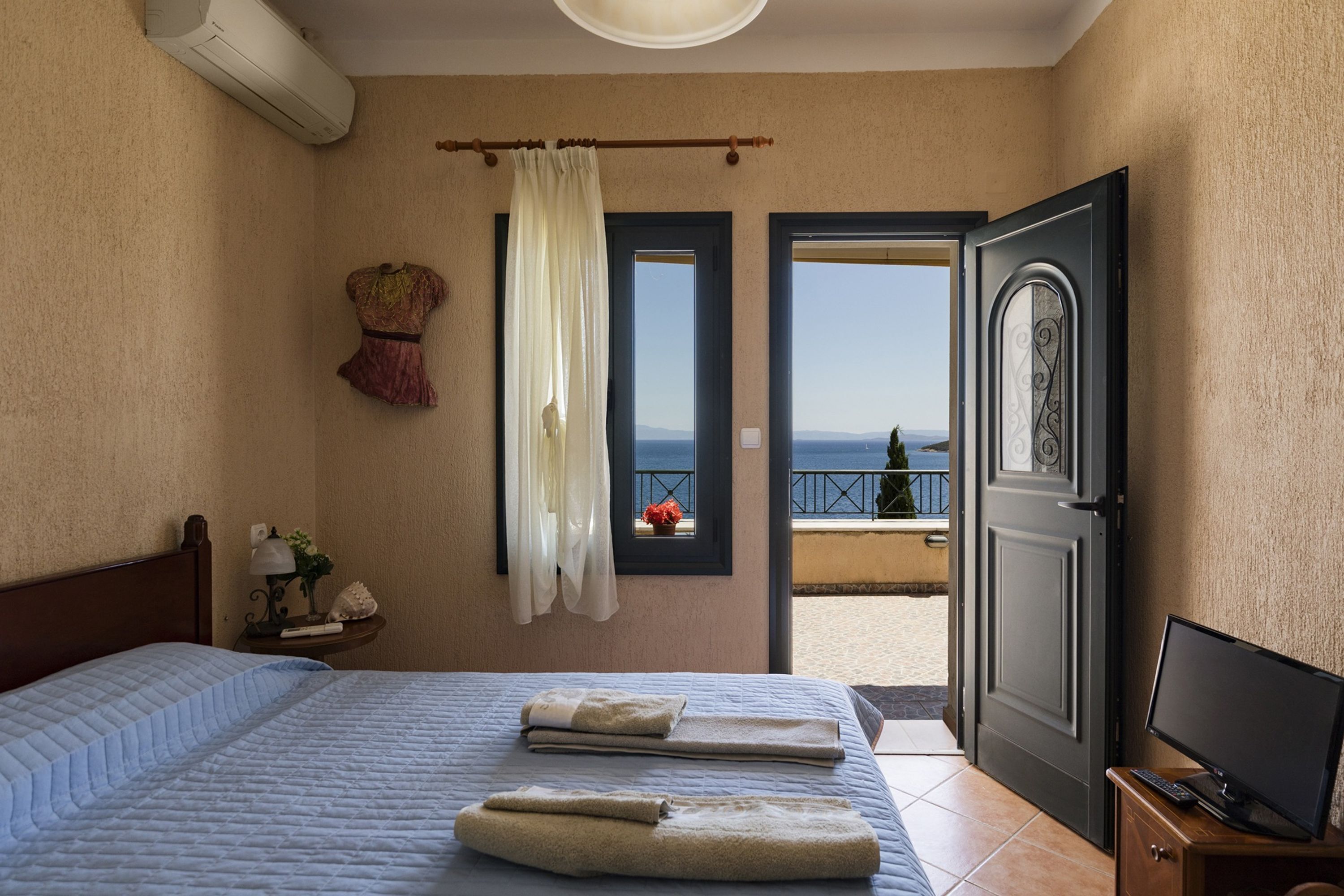 11 Schlafzimmer, Schreibtisch, Bügeleisen/Bügelbrett, Reisekinderbett