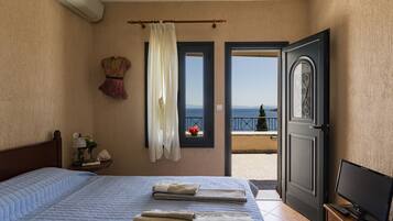 11 Schlafzimmer, Schreibtisch, Bügeleisen/Bügelbrett, Reisekinderbett