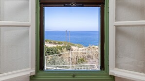 A window with a view of the sea and a coastal landscape. - Nerissa Cottage - Skopelos Glossa (Glossa)