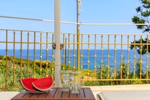 Outdoor dining - Nerissa Cottage - Skopelos Glossa (Glossa)