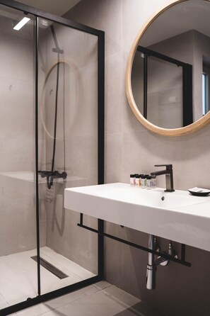 Shower, hair dryer, towels - Two-Bedroom Apartment Sea View (Nikiana)