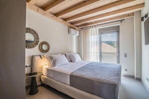 1 bedroom, iron/ironing board, travel cot, free WiFi - One-Bedroom with Attic Apartment Sea View (Nikiana)