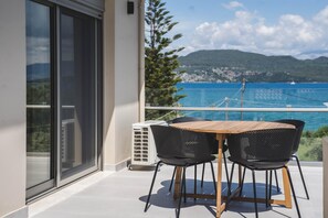 Outdoor dining - One-Bedroom with Attic Apartment Sea View (Nikiana)
