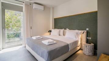 1 quarto, ferros/tábuas de passar roupa, berço de viagem