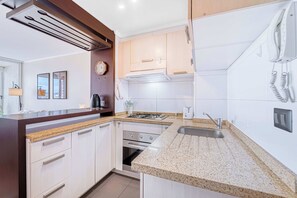 Kühlschrank, Mikrowelle, Herdplatte, Toaster