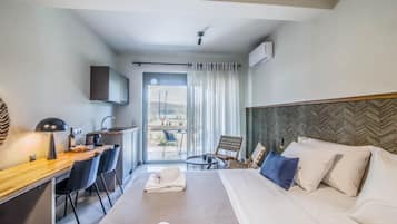 1 habitación, tabla de planchar con plancha y cuna de viaje