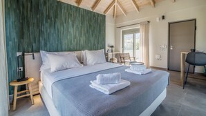 Un dormitorio moderno con una cama grande, un escritorio y una silla.