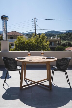 Outdoor dining - Mountain View Suite with  Mega Balcony (Nikiana)