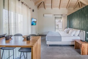 1 bedroom, iron/ironing board, travel cot, free WiFi - Mountain View Suite with  Mega Balcony (Nikiana)